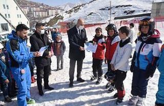 100 çocuğun kayak öğrendiği Temel Eğitim Kursu...