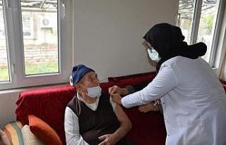 104’lük dede ve 88’lik eşi aşı oldu