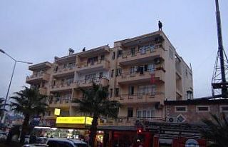 13 çocuk babası çatıya çıktı, aşağıdakiler...