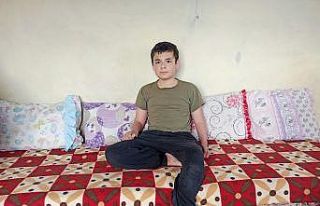 13 yaşındaki Ahmet yatalak kalmak istemiyor