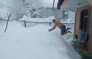 1,5 metre kar içinde yüzmenin keyfini çıkardı