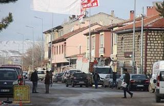 28 kez sallanan Sarıoğlan’da vatandaşlar diken...