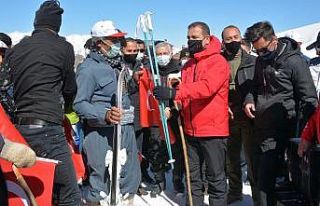 2 bin 700 rakımda tahta kayaklarla kaydılar