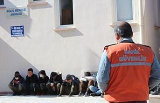 32 kaçak göçmen saklandıkları seralarda polise...