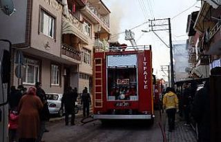 3 katlı binanın çatısı alev alev yandı