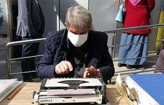 45 Yıllık arzuhalci, zamana meydan okuyor