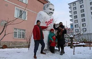 4 metre uzunluğunda dev kardan adam yaptılar