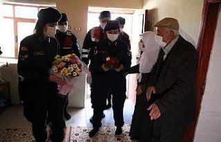 50 yıllık evli çifte jandarmadan 14 Şubat sürprizi