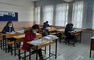 5 bin öğrenciye test kitabı hediye edildi