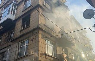 5 katlı apartmanın 3. katında çıkan yangın korkuttu