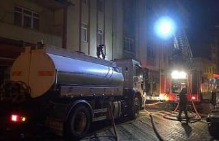 5 katlı binanın çatısı alev alev yandı