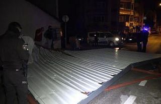 70 kilometre hızla esen rüzgar çatıyı 2 sokak...