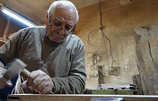 71 yıldır ceviz ağaçlarını sanat eserlerine...