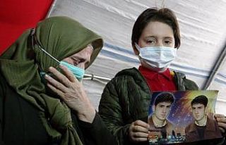 7 yaşındaki torununu da aldı, oğlu için HDP önündeki...