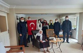 92 yaşındaki Mahide nineden Mehmetçik’e ilmek...