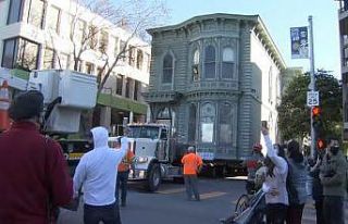 ABD’de 139 yıllık 2 katlı ev yeni adresine taşındı