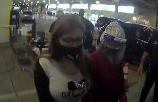 ABD’de 2 kadın Covid-19 aşısı yaptırmak için...