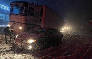 Adana-Ankara otoyolunda kar ve tipi trafiğini olumsuz...