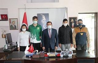 Adana THOM yüzme sporcularından Kabakcı’ya ziyaret