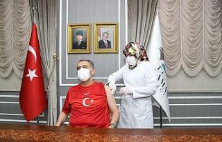 Adıyaman Valisi ilk doz aşıyı yaptırdı