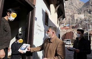 Afyonkarahisar Belediyesi 500 öğrenciye tablet dağıttı