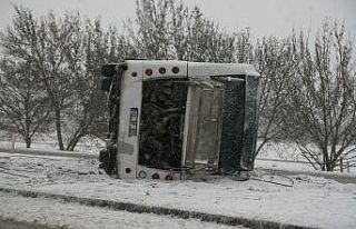Afyonkarahisar’da belediye otobüsü devrildi