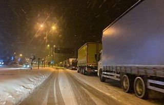 Ağır tonajlı araçlar saatlerdir yolun açılmasını...