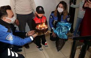 Ağlayan çocuğa polislerden sürpriz