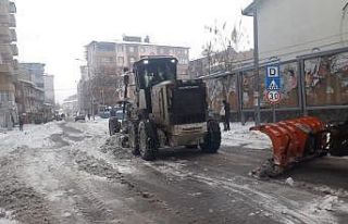 Ağrı Belediyesi ekiplerinin karla mücadelesi sürüyor