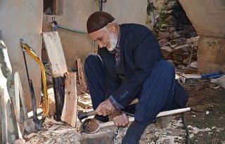 Ahmet dede yaptığı tahta kaşıkları gelinlik...