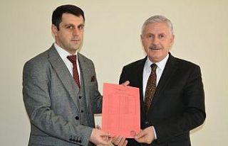 AK Parti’li Özbek mazbatasını aldı