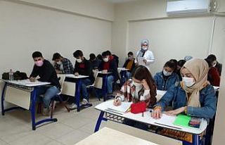 Akademi Lise bin öğrenciyle ders başı yaptı