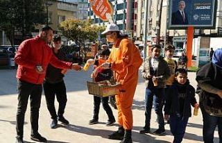 Akdeniz Belediyesi, vatandaşlara portakal suyu dağıttı