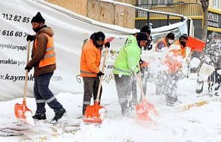 Aksaray’da karla mücadele ekipleri çalışmalarını...