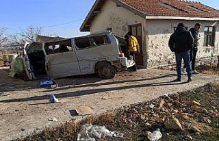 Aksaray’da kontrolden çıkan minibüs direğe sonra...