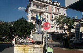Alanya’da trafik levhaları yenileniyor