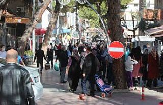 Alaşehir’de tehlikeli kalabalık