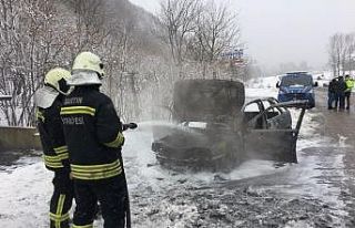 Alev alan araç yanarak kullanılamaz hale geldi