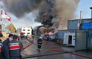 Alev Alev yanan geri dönüşüm fabrikasını söndürme...