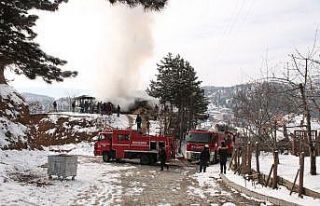 Alevlere teslim olan 2 katlı ev kullanılamaz hale...