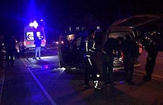 Alkollü sürücü ambulansa çarptı: 3 yaralı