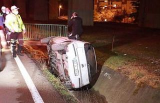 Alkollü sürücü aracını kanala devirince polise...