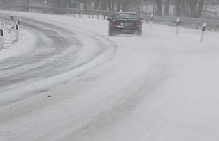 Almanya’da buzlanma nedeniyle yüzlerce araç yolda...