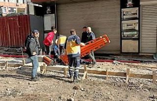 Alt yapı çalışması yapan işçinin başına tabela...