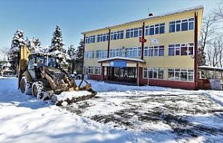 Altınordu’da okul bahçeleri kardan temizlendi