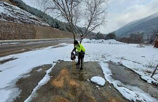Amasya’da polisler, yaban hayvanları için doğaya...