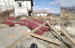 Amasya’da şiddetli rüzgar çatı uçurdu