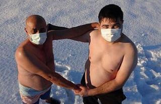 Amca yeğen kar banyosu yapıp karda güreşiyor