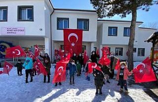 Anaokulu öğrencileri mahalle sakinlerine Türk bayrağı...