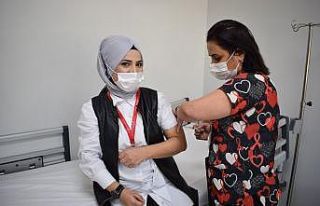 ANKA’da sağlık çalışanlarına ikinci doz aşılama...